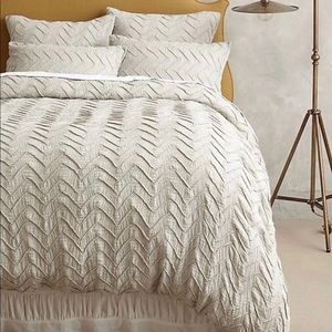 Anthropologie Textured Chevron Duvet w/2 Shans